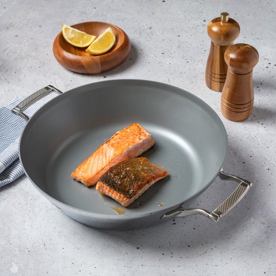 Saveur Selects – Voyage serie - Hapjespan 30 cm - met deksel - Antikleefpan - Tri-ply RVS - Geschikt voor Inductie en alle andere warmtebronnen - Ovenbestendig tot 260°C – Vaatwasserbestendig - 100 %