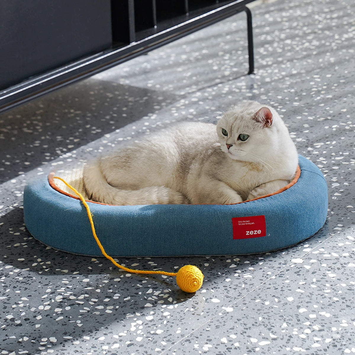 zeze Denim Jute Krabplank voor Katten - Gebogen Krabzone met Speelballen - 58 x 38 x 9 cm
