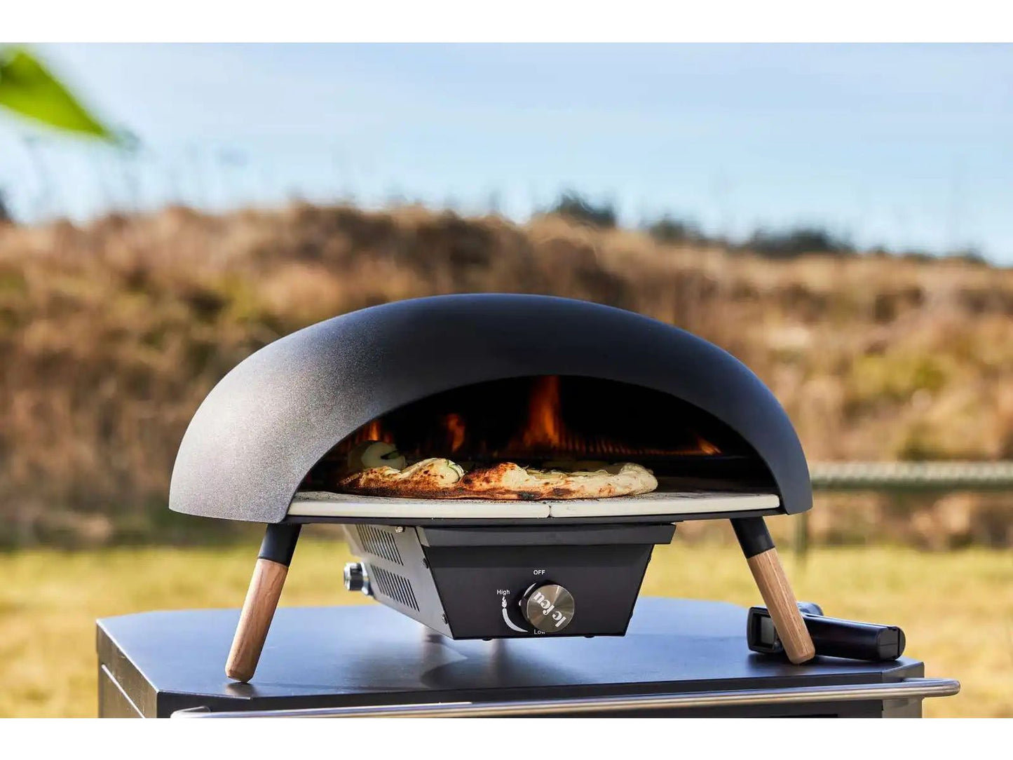 Le Feu Turtle Outdoor Pizzaoven Gasgestookt – 8 kW Vermogen Met Dubbele Isolatiemantel En U-Burner – Voor Tuin En Buitenkeuken – Luxe En Weerbestendig Ontwerp – Snel Opwarmend Tot 500 Graden – Zwart Gepoedercoat Staal – 48 x 52 x 30 cm