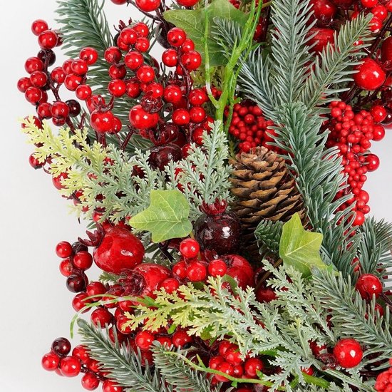 Mica Decorations Norah Kerstversiering - Kerstkrans met Dennenappels en Rode Besjes - Deurkrans voor Hal, Voordeur of Raam - Klassieke Kerstdecoratie - H11 x Ø40 cm - Rood