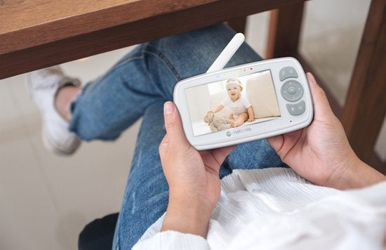 Motorola Nursery Babyfoon - met Camera - VM34 - 4.3-Inch Kleurendisplay - Infrarood Nachtzicht - Terugspreekfunctie - Slaapliedjes