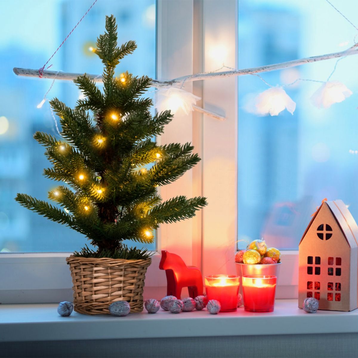 Coast Verlichte Kunstmatige Minikerstboom in Pot – 48 cm Hoog – Groen/Natuur – 96 Takuiteinden – 20 Warmwitte LED Lampjes – Timer – Rieten Pot