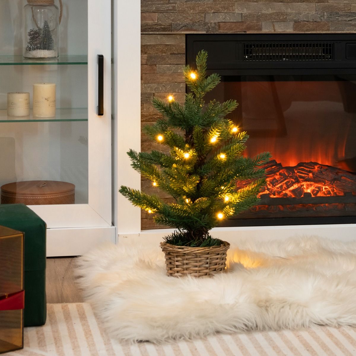 Coast Verlichte Kunstmatige Minikerstboom in Pot – 48 cm Hoog – Groen/Natuur – 96 Takuiteinden – 20 Warmwitte LED Lampjes – Timer – Rieten Pot