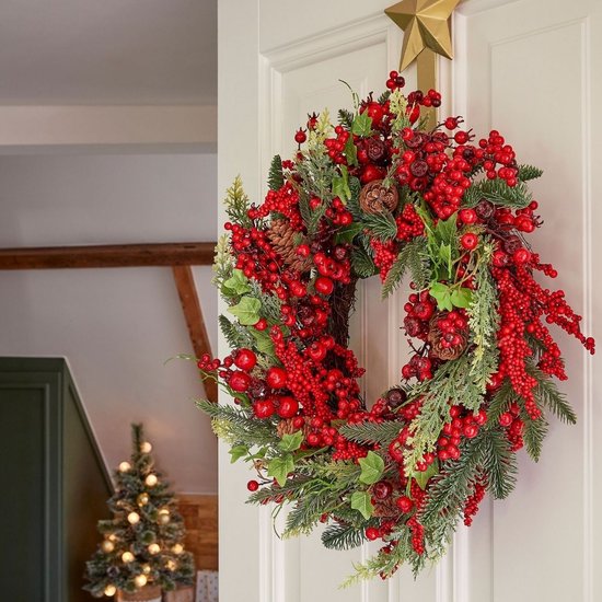 Mica Decorations Norah Kerstversiering - Kerstkrans met Dennenappels en Rode Besjes - Deurkrans voor Hal, Voordeur of Raam - Klassieke Kerstdecoratie - H11 x Ø40 cm - Rood