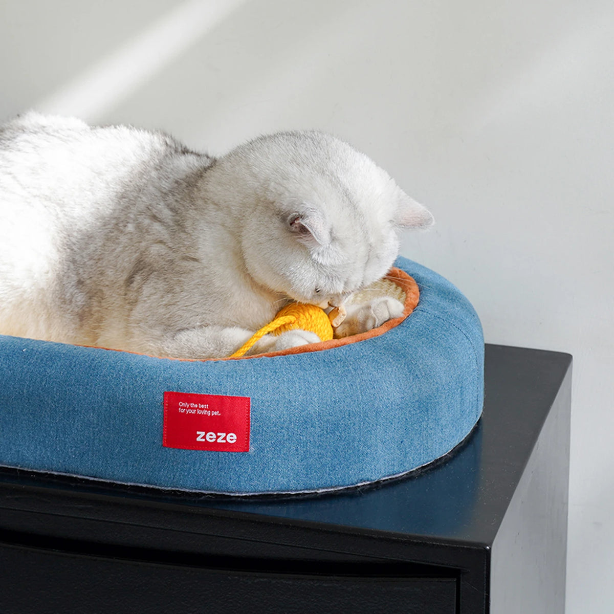 zeze Denim Jute Krabplank voor Katten - Gebogen Krabzone met Speelballen - 58 x 38 x 9 cm