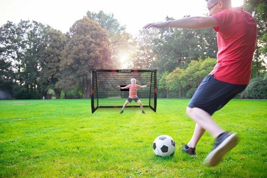 Dunlop Voetbaldoel - Voetbal Goal 180 x 120 x 60 cm - Voetbalgoal Groot - Buitenspeelgoed voor Kinderen en Volwassenen - Snelle Montage - Voetbal Training Doel - Metaal - Zwart/ Rood