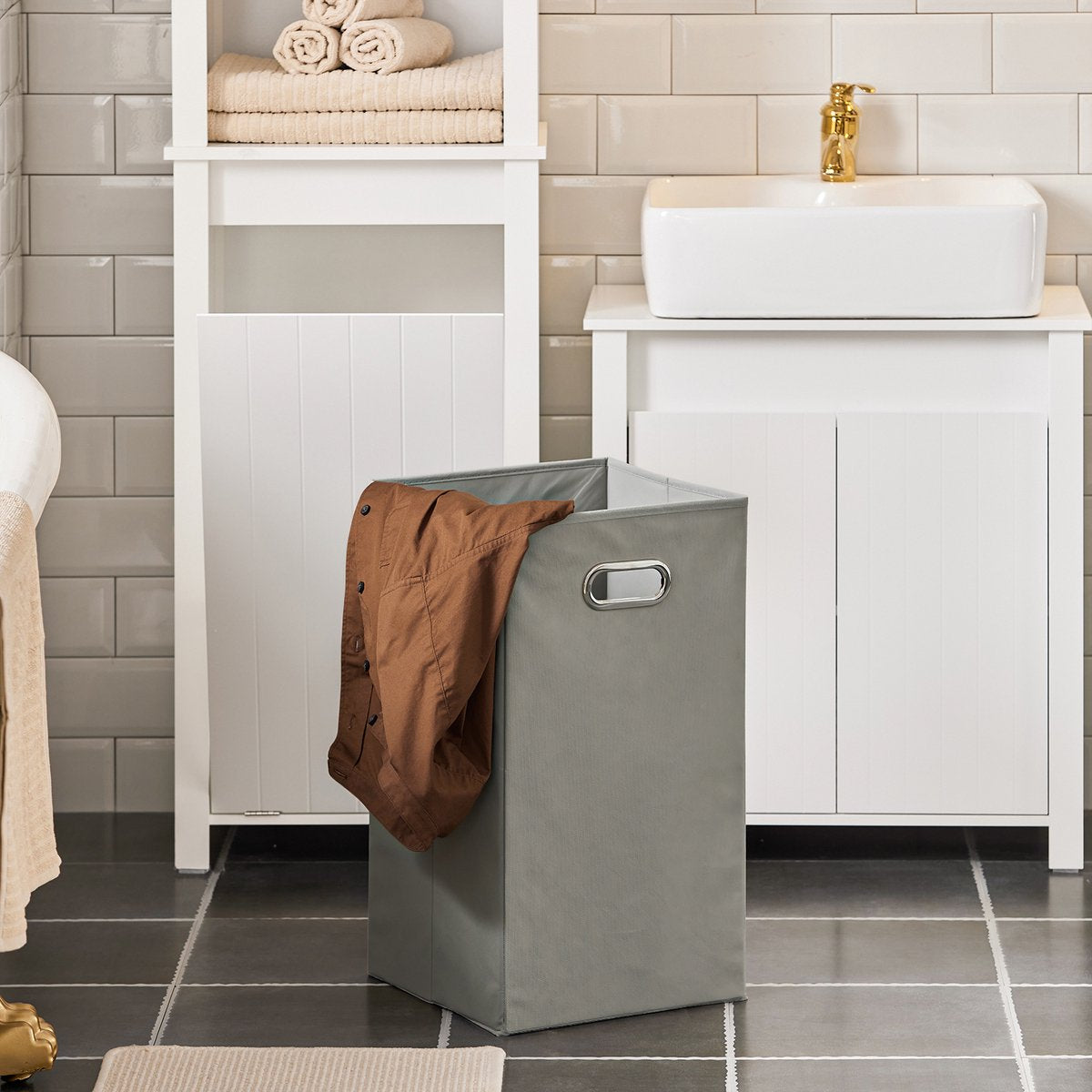 SoBuy Badkamer Kolomkast - Hoge Kast - 3 planken - 1 kantelbare wasmand -  45 x 35 x 171 cm - Wit