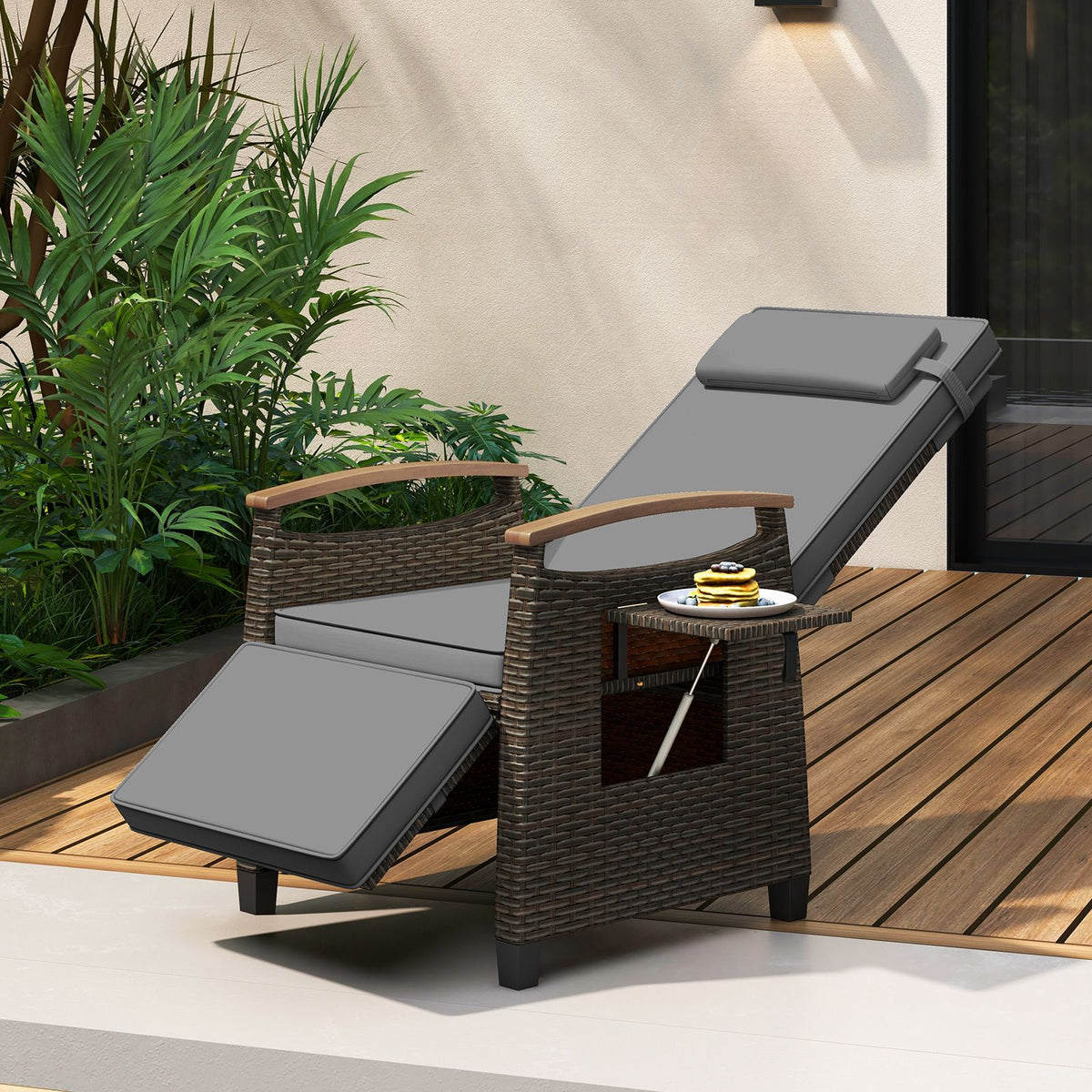 Coast Relaxstoel Rattan Grijs - Verstelbare Rugleuning 150° - Met Voetensteun en Zijtafeltje - 79-142x60x105-72 cm