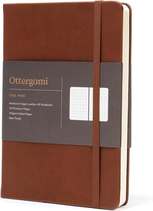 Ottergami Notitieboek A5 - Notebook Journal met Puntjes - Hoogwaardig Dik Papier 150g/m² - 144 pagina’s - Bullet Journal Bruin Dagboek - Vegan Lederen Kaft Brown - Hardcover - Back To School