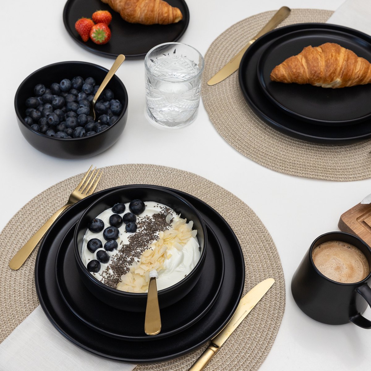 Deleca Serviesset 6 Persoons Kyoto - Koffiekopjes met oor / Schaaltjes / Grote Borden en Kleine Bordenset - Japandi stijl - Massief Aardewerk - Mat Zwart / 24-delig