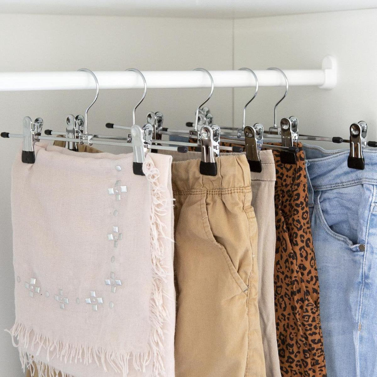 LifeGoods Broekhangers met Verstelbare Antislip Knijpers - Stevige Kleding Hanger met Klemmen - Kleerhanger voor Dames/Heren/Kind/Baby - Broek en Rok Houder - Metaal