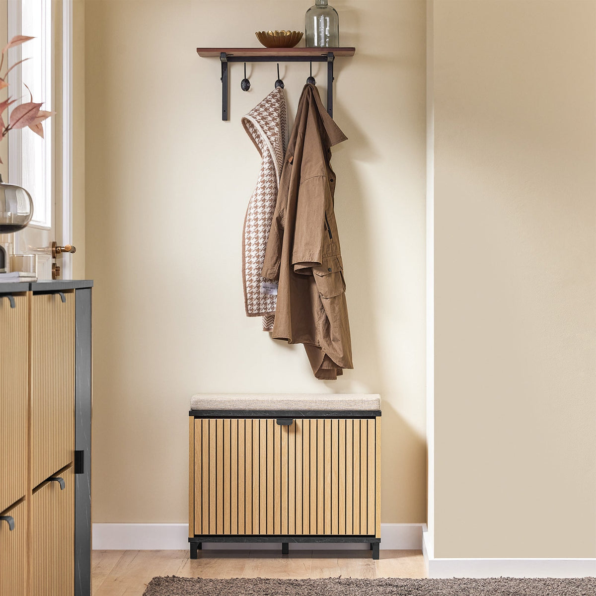 SoBuy FSR201-N Schoenenbank, entree, met gevoerde zitting, comfortabel, inklapbaar, zwart en licht hout, ondersteunt 113 kg, 60 x 24 x 50 cm