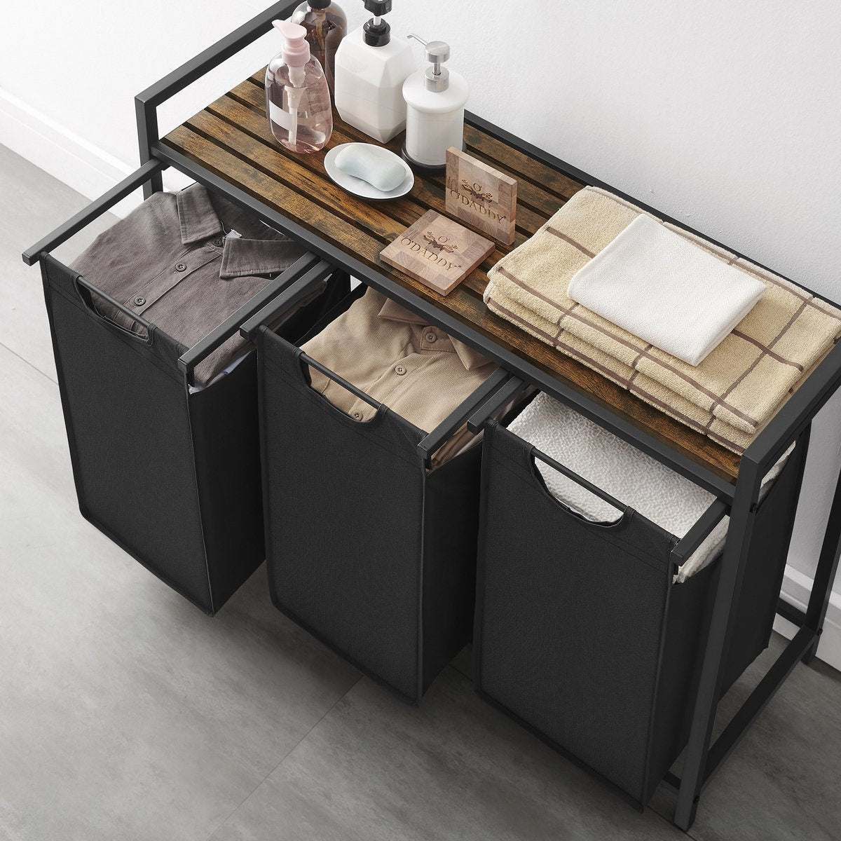 O'DADDY Wasmand met 3 Vakken – Houten Bovenblad & Metalen Frame – 114L – 92,5 x 33 x 71 cm – Zwart & Rustiek Bruin