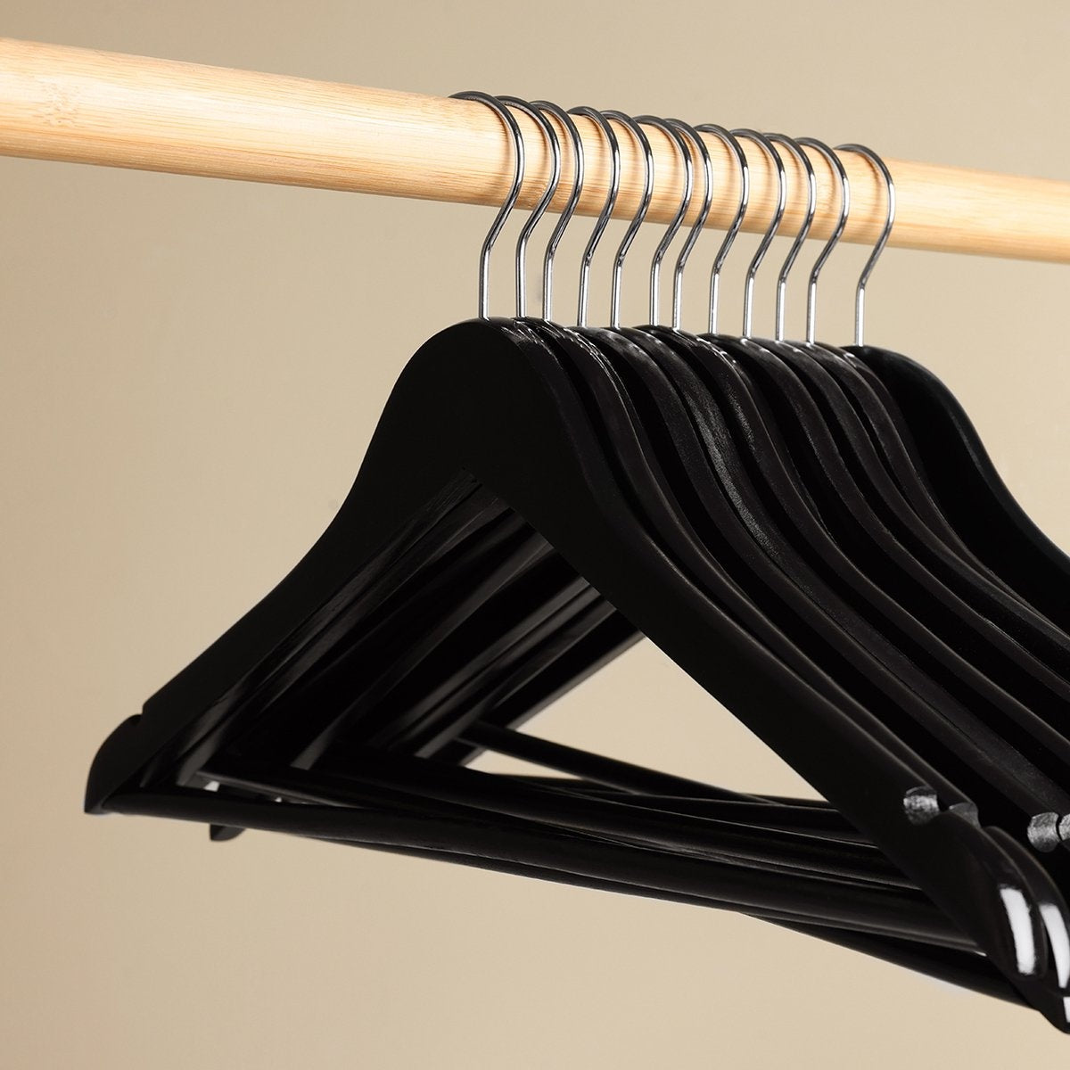 LifeGoods Kledinghangers - Met Broeklat - Hardhout - Zwart - 50 Stuks