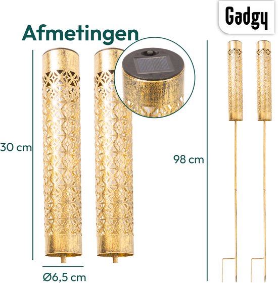 Gadgy Solar Tuinverlichting – 2x Staande Lampen met Bewegend Vlam Effect – Goud Metaal – LED Sfeerlampen op Zonne-energie – Voor Buiten – Weerbestendig – 98 cm Hoog - Grondspies
