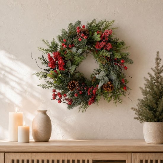 Mica Decorations Randell Kerstkrans - Kerstversiering met besneeuwd effect - Deurkrans eenvoudig op te hangen - Decoratie met besjes en dennenappels - Ø50 cm - Rood
