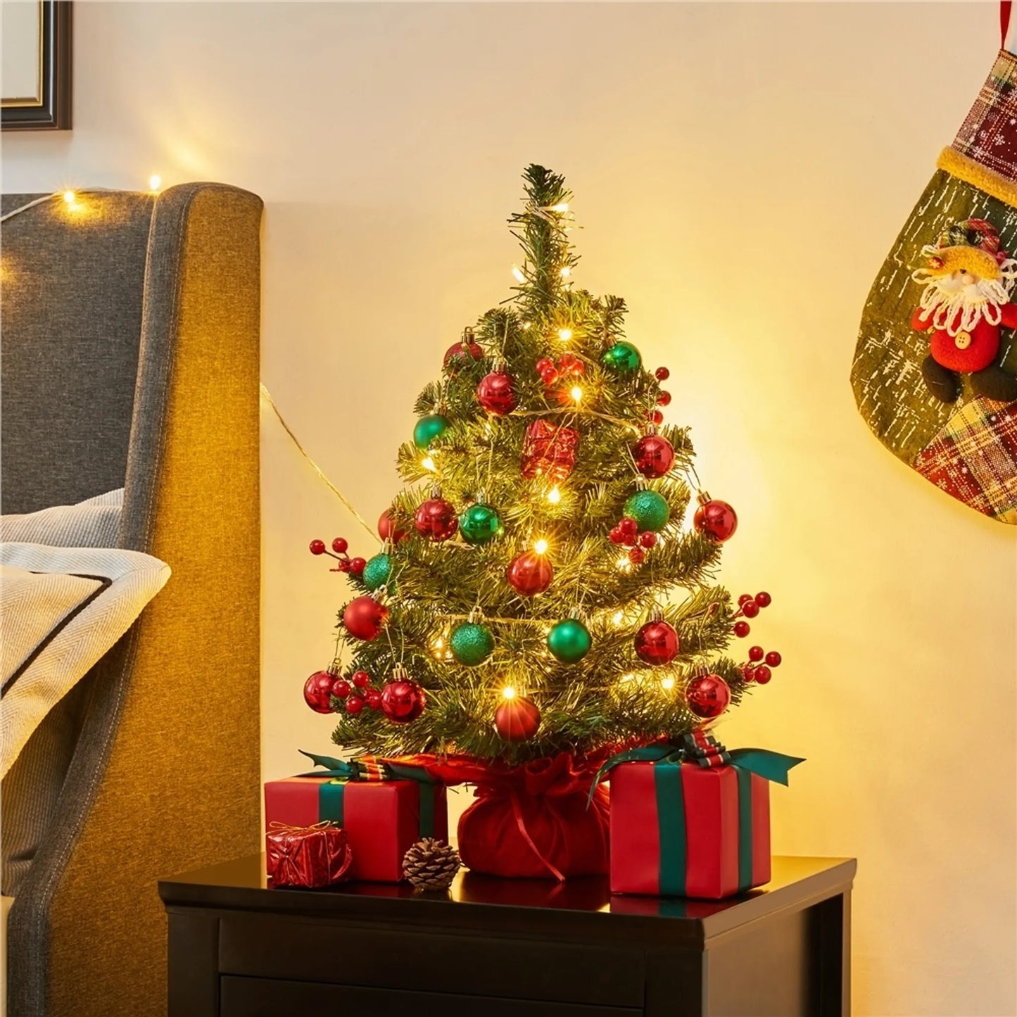 Yaheetech Tafelkerstboom Met Verlichting – 38 x 38 x 60 cm – Voorzien Van 35 LED-Lampjes En 40 Rode Bessen En Betonnen Voet Met Rode Doek – Voor Dressoir En Kantoor – Groen PVC En Beton