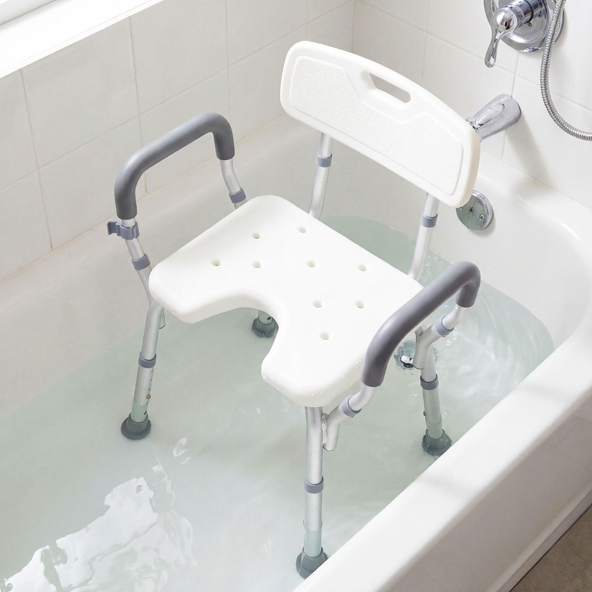 Coast Douchestoel met rugleuning - gewatteerde armleuningen - 6 hoogtes verstelbaar - wit en zilver