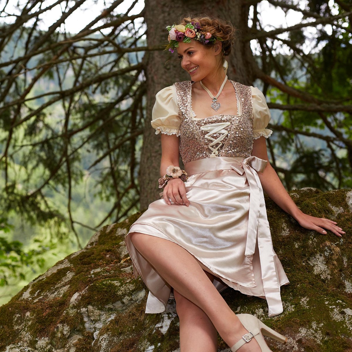 Dressforfun - Mini-Dirndl Burgau Model 1 – Nauwaansluitende Korte Dirndl in Beige met Pailletten en Glanzend Satijn – Maat XL