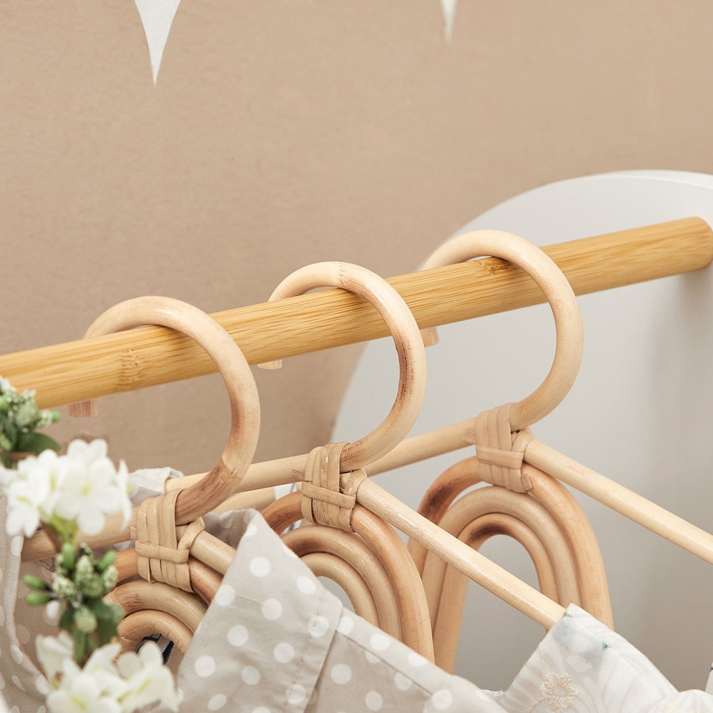 SoBuy Kinderkledingkast - 3 Planken 1 Mand 3 Haken - Wit - 97 x 35 x 108 cm