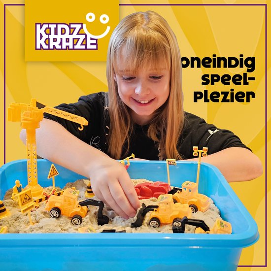 KidzKraze® Bouwwereld Speelzand – 1,6 kg bruin kleefzand voor binnen – Met Vormpjes en Speelgoed – Inclusief speel en opbergkoffer – Sensorisch – Speelgoed – zand bak starter set voor kinderen - Het grote speelgoedboek 2025
