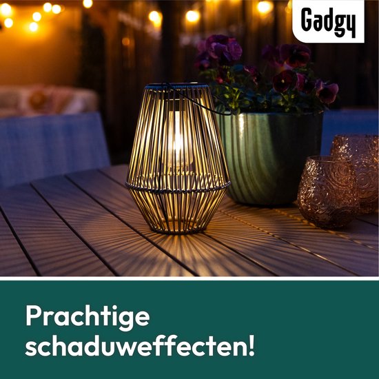 Gadgy Solar Tuinverlichting Rattan Beige - Tuinverlichting op Zonne Energie - Solar Tafellamp met USB-aansluiting - Buitenlamp Tuinbeeld - Tuinlantaarn met Dag/Nacht Sensor - Verlichting voor Buiten - Lantaarn Tuin