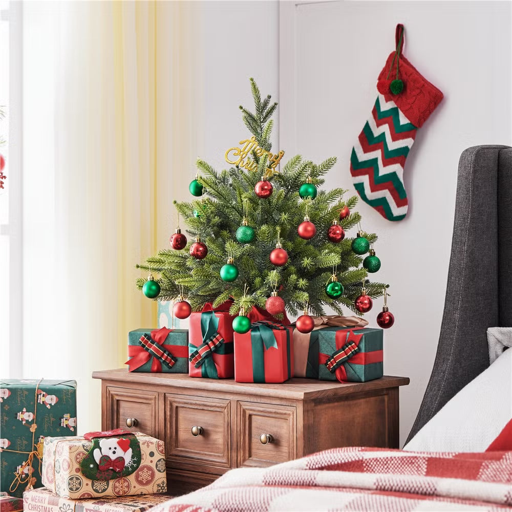 Yaheetech Kunstkerstboom Mini – 61 cm – Voorzien Van 62 Takken En Zware Betonnen Voet En Decoratieve Rode Stoffen Hoes – Voor Tafel En Vensterbank – Groen Polyethyleen En Metaal – 58 x 58 x 61 cm