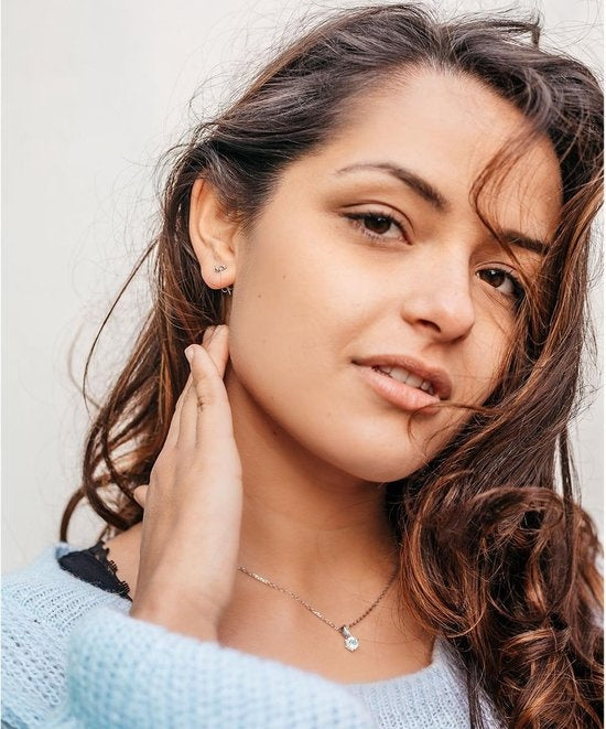 Yolora Dames Oorbellen - Ronde Kalpa Camaka Kristallen - Zilverkleurig - 18K Witgoud Verguld - Vrouwen Oorknoppen Zilver - Oorknopjes - Sieraden - Luxe Giftbox - Geschenkdoos - Cadeau doos - Exclusieve Geschenkverpakking - Mooie Cadeauverpakking