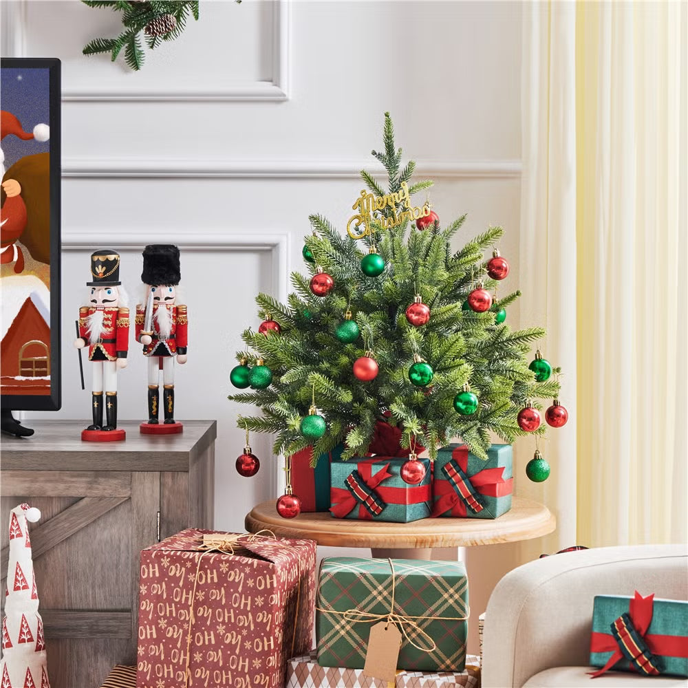 Yaheetech Kunstkerstboom Mini – 61 cm – Voorzien Van 62 Takken En Zware Betonnen Voet En Decoratieve Rode Stoffen Hoes – Voor Tafel En Vensterbank – Groen Polyethyleen En Metaal – 58 x 58 x 61 cm