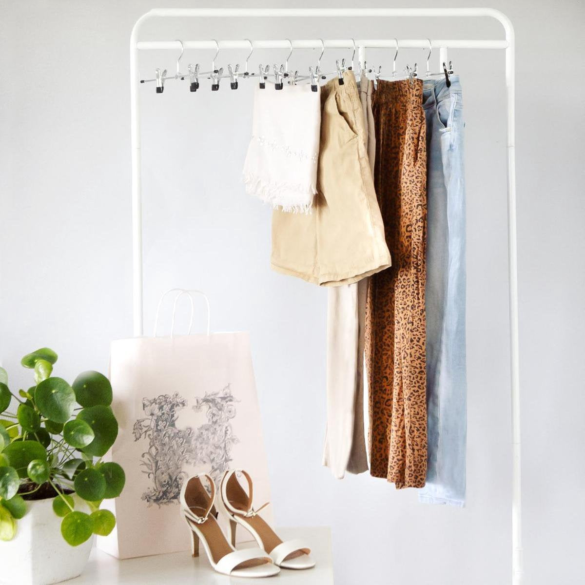 LifeGoods Broekhangers met Verstelbare Antislip Knijpers - Stevige Kleding Hanger met Klemmen - Kleerhanger voor Dames/Heren/Kind/Baby - Broek en Rok Houder - Metaal