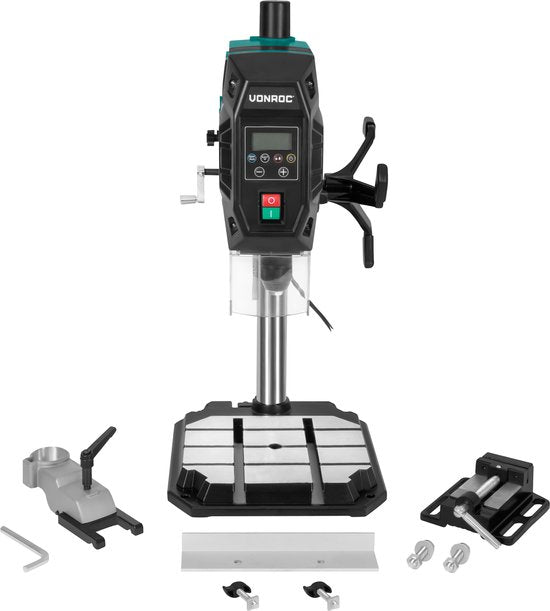 VONROC kolomboormachine 900W – tafelboormachine – digitaal bedieningspaneel met LCD scherm - kruislijnlaser en LED werkverlichting - Incl. snelspanklem, boorklem en parallelgeleider