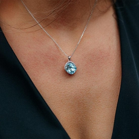 Yolora Dames Ketting met Hanger - Kalpa Camaka Kristal - Zilver/Lichtblauw - 18K Witgoud Verguld - Halsketting - Vrouwen Collier - Zilver - Sieraden - Geschenkdoos - Luxe Giftbox - Cadeau doos - Exclusieve Geschenkverpakking - Mooie Cadeauverpakking