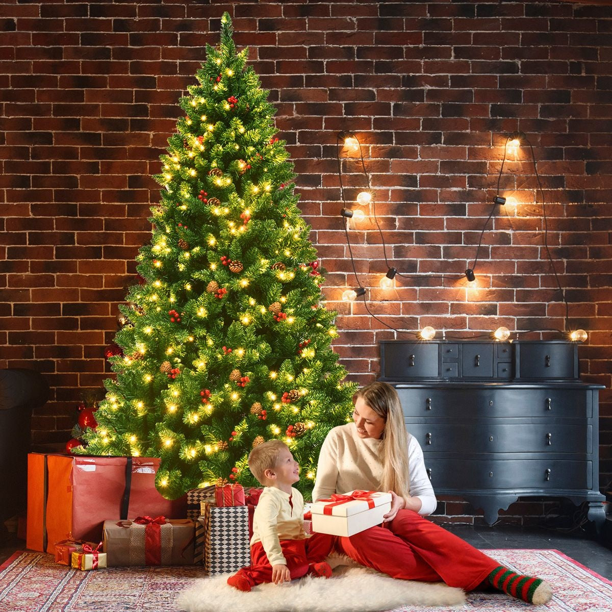 Coast Kunstkerstboom MET Dennenappels en Rode Bessen - Groen - 200 cm
