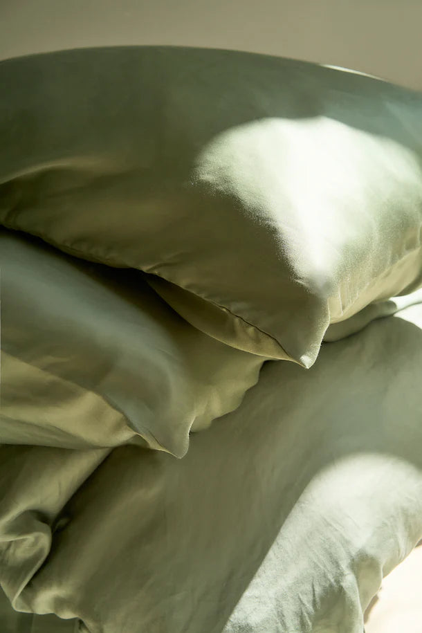 Sjumo – Tencel Sateen Dekbedovertrek – 260x220 cm – Sage Green Tencel & Katoen-Satijn – Hoogwaardige Glans & Zijdezacht – Antiallergisch & Ademend – Inclusief 2 Gratis Kussenslopen