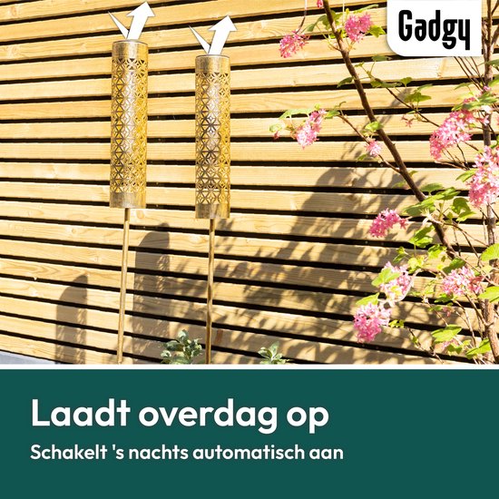 Gadgy Solar Tuinverlichting – 2x Staande Lampen met Bewegend Vlam Effect – Goud Metaal – LED Sfeerlampen op Zonne-energie – Voor Buiten – Weerbestendig – 98 cm Hoog - Grondspies