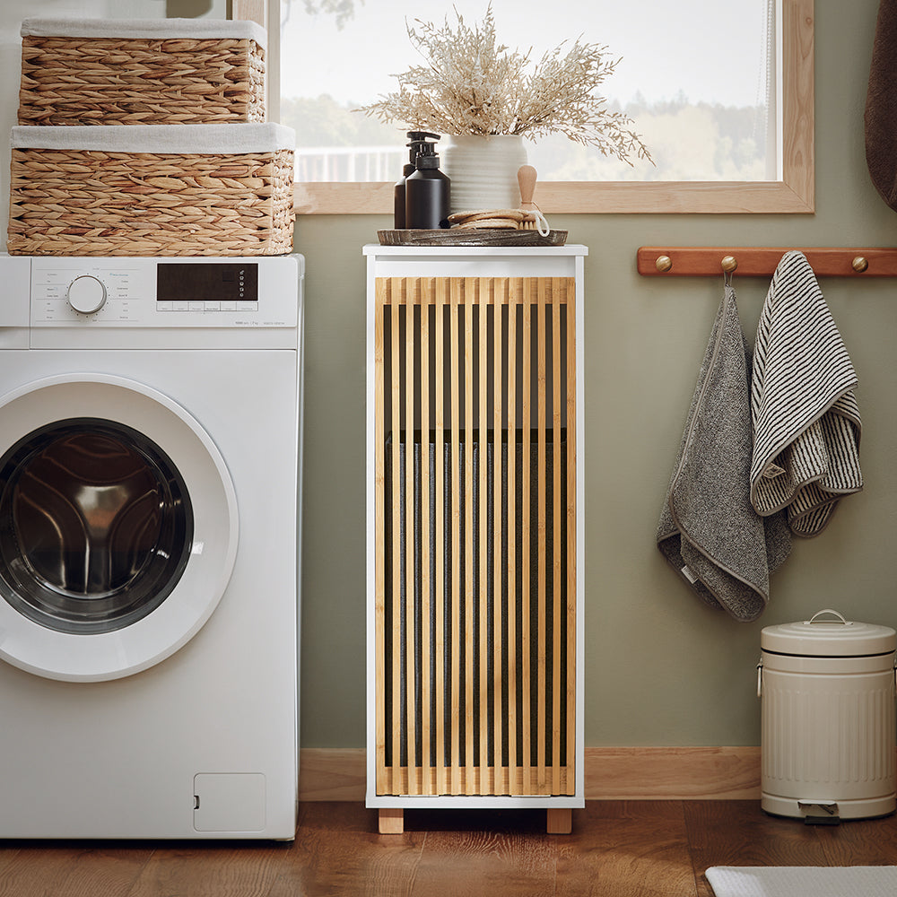 SoBuy Staande Badkamerkast - Smal Badkamerkastje - 1 Kantelbare wasmand - 1 Bamboe deur - 32 x 33 x 85 cm - Wit