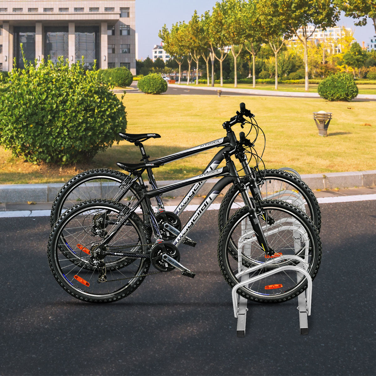 Coast – Fietsstandaard Voor 4 Fietsen – 120 x 32,5 x 26 cm – Voorzien Van Gepoedercoat Staal En Roestbestendig Oppervlak En Optionele Vloerbevestiging – Voor Garage En Tuin – Zilver Staal