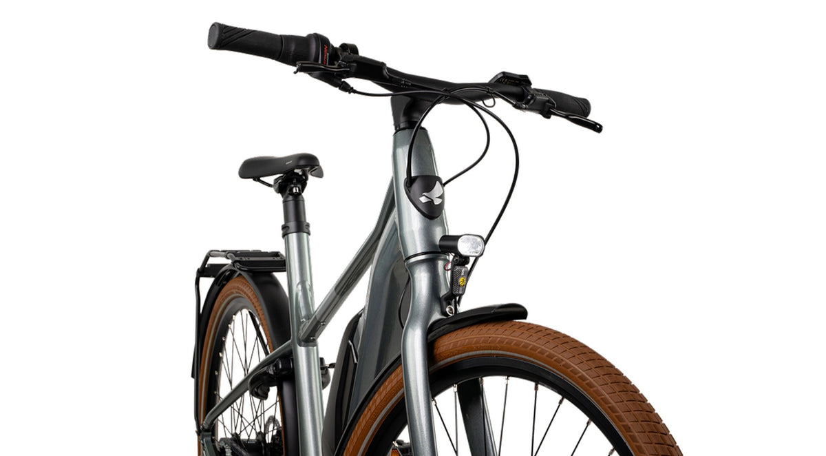 Stella Commuter Superior MDS SI E-bike – Zwart met bruine banden, Shimano Steps 5000 middenmotor en actieradius tot 160 km