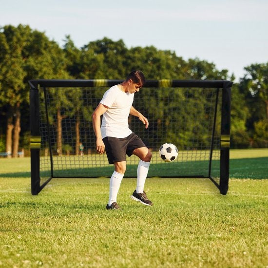 Umbro Voetbaldoel - Voetbal Goal 240 x 160 x 85 cm - Voetbalgoal Groot - Buitenspeelgoed voor Kinderen en Volwassenen - Snelle Montage - Voetbal Training Doel - Metaal - Zwart/ Geel