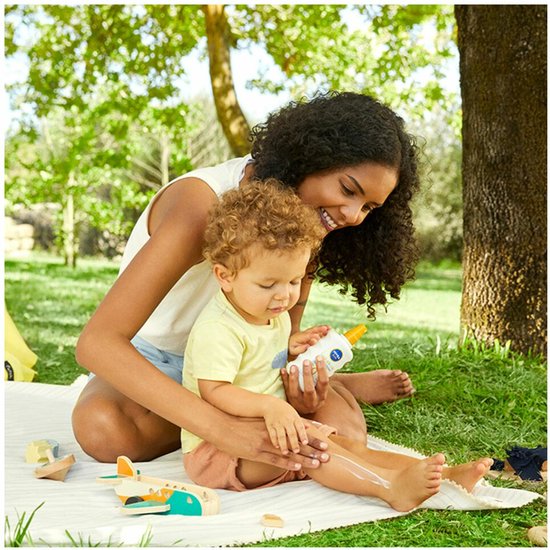 NIVEA SUN Babies & Kids Sensitive UV-Zonnebrand Spray - Baby en Kind - SPF 50 - Zonnespray - Zonbescherming - 200ml
