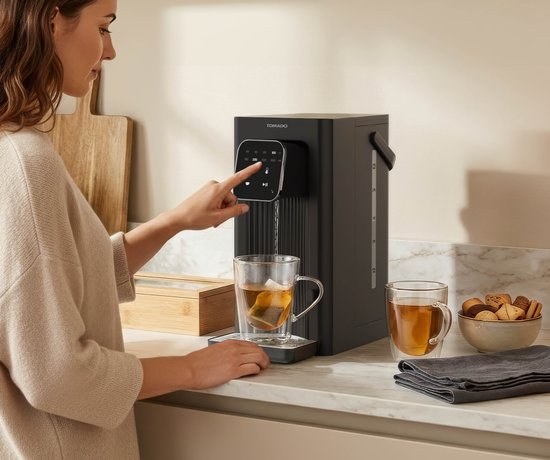 Tomado TWD2503B Heetwaterdispenser - Instant waterkoker - 2,5 liter - Digitaal display - Temperatuurinstelling - Afneembaar waterreservoir - Inclusief waterfilter