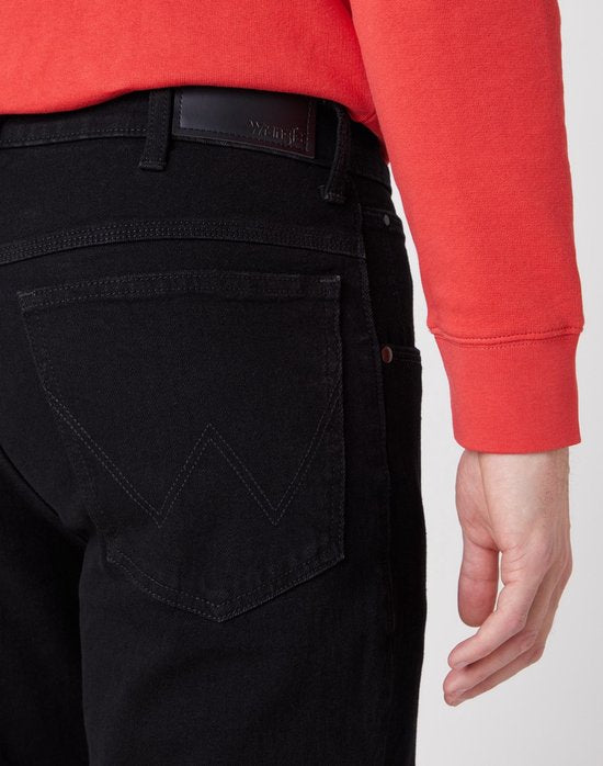 Wrangler STRAIGHT BLACK RINSE mannen JEANS maat 33 X 30
