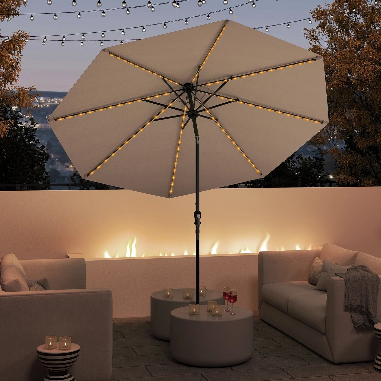 Coast Parasol Met Zonne Energie Led Verlichting – Voorzien Van Negen Lichtstanden En Handmatig Kniksysteem En Handige Draaihendel – Voor Tuin En Terras – Beige Polyester En Metaal – Tweehonderdnegentig Breed En Tweehonderdzevenenveertig Hoog cm