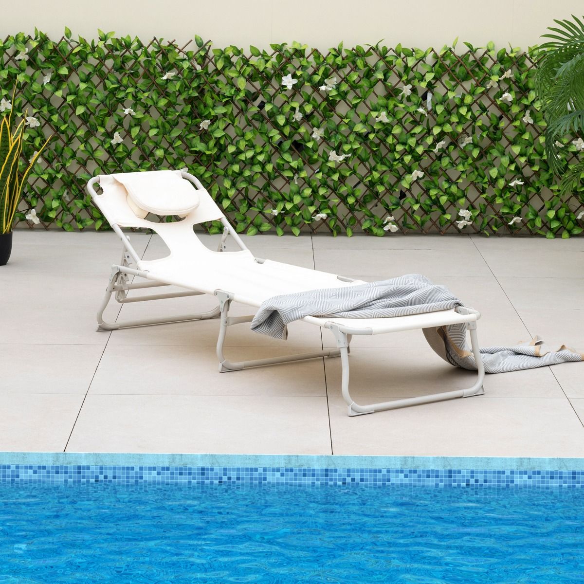 Coast Ligstoel Beige – Opvouwbare Strand- en Terrasligstoel met Gezichts- en Armopeningen, Verstelbare Rugleuning en Voetsteun – 190 x 56 x 62 cm