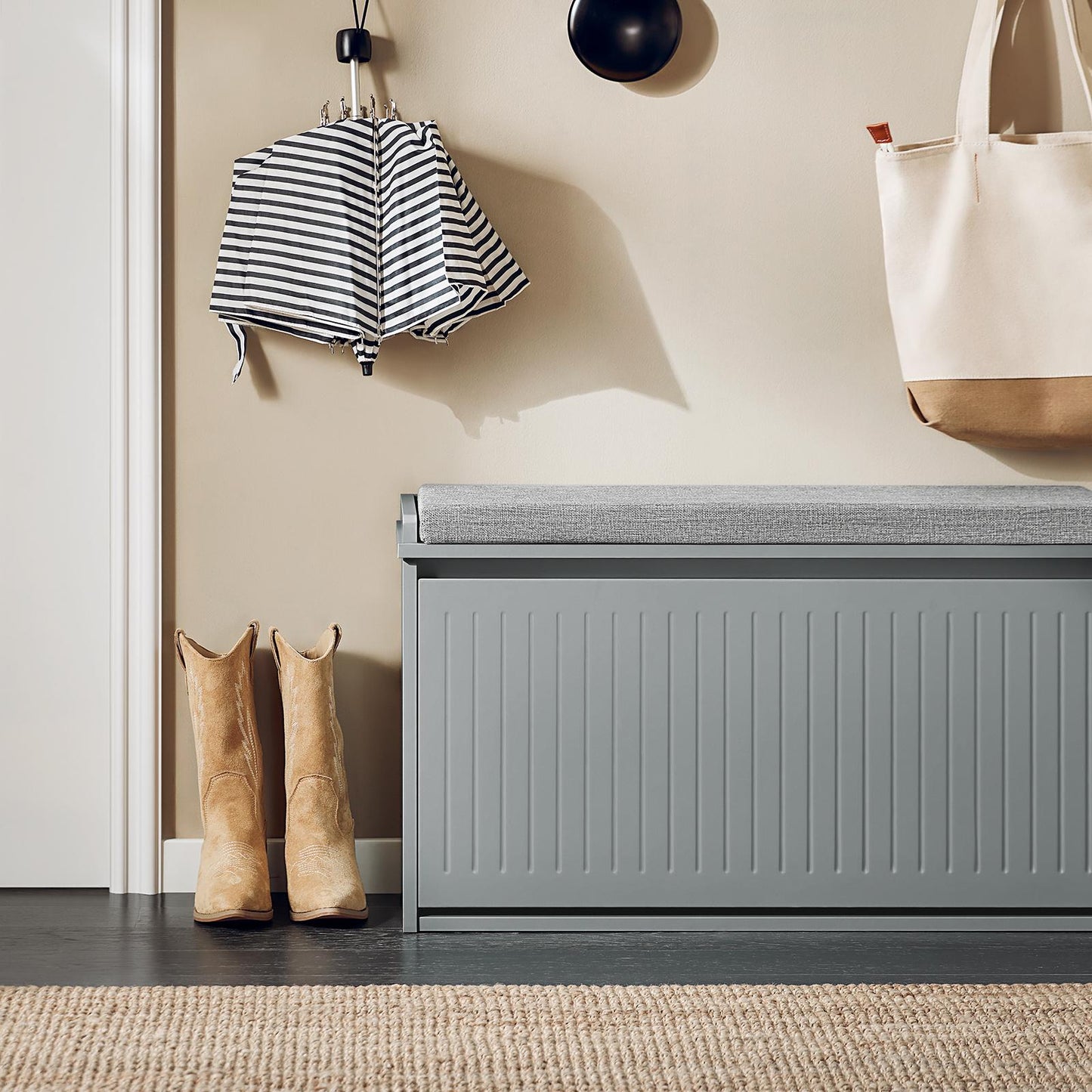 SoBuy FSR98-L-HG Schoenenkast met klep en zitkussen – Lichtgrijs – 80x45x26 cm – Compacte schoenbank voor hal, slaapkamer of woonkamer