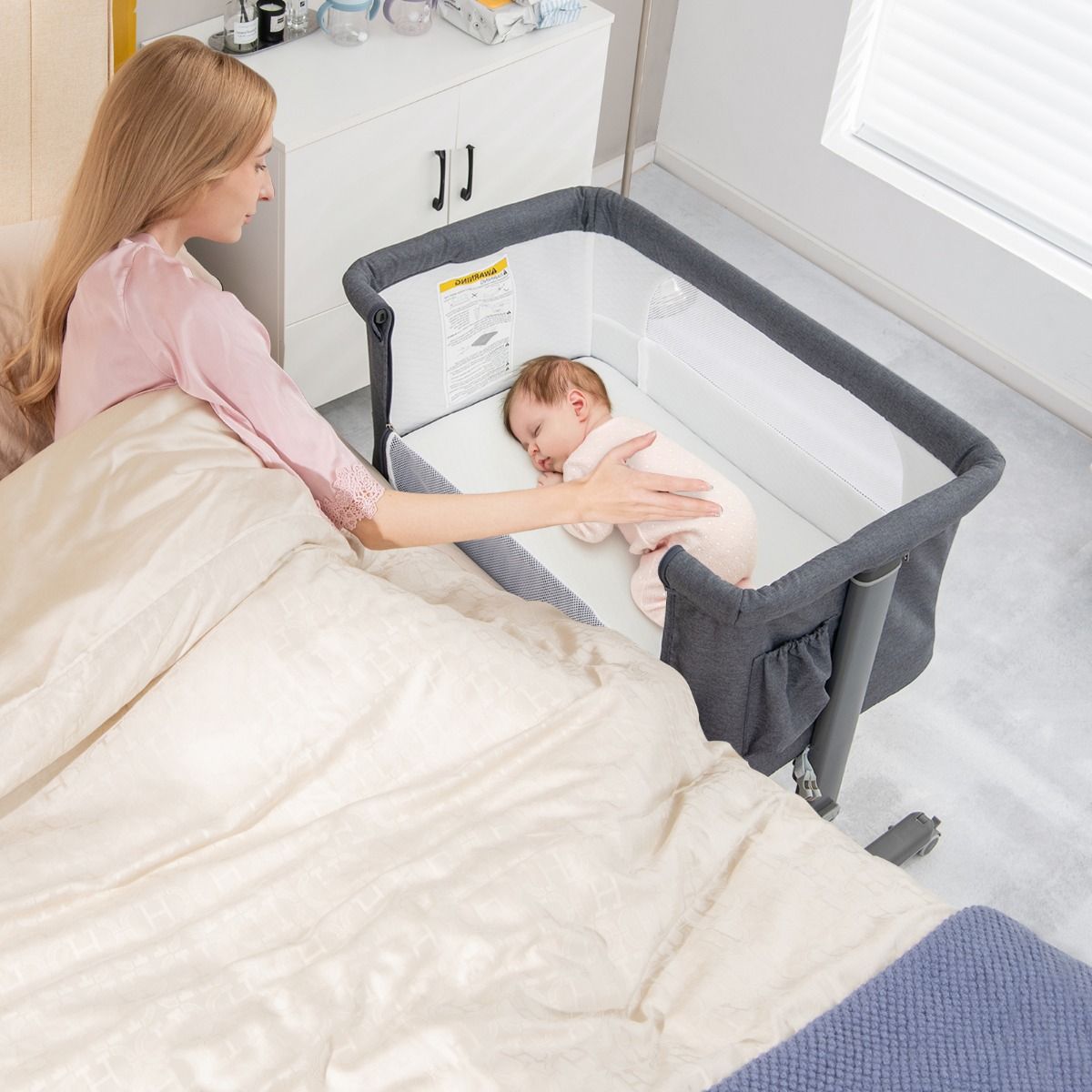 Coast 3-in-1 Baby Wiegje 86x63x67-81 cm – Verstelbaar, Kantelbaar & Draagbaar Bijzetbedje – Grijs