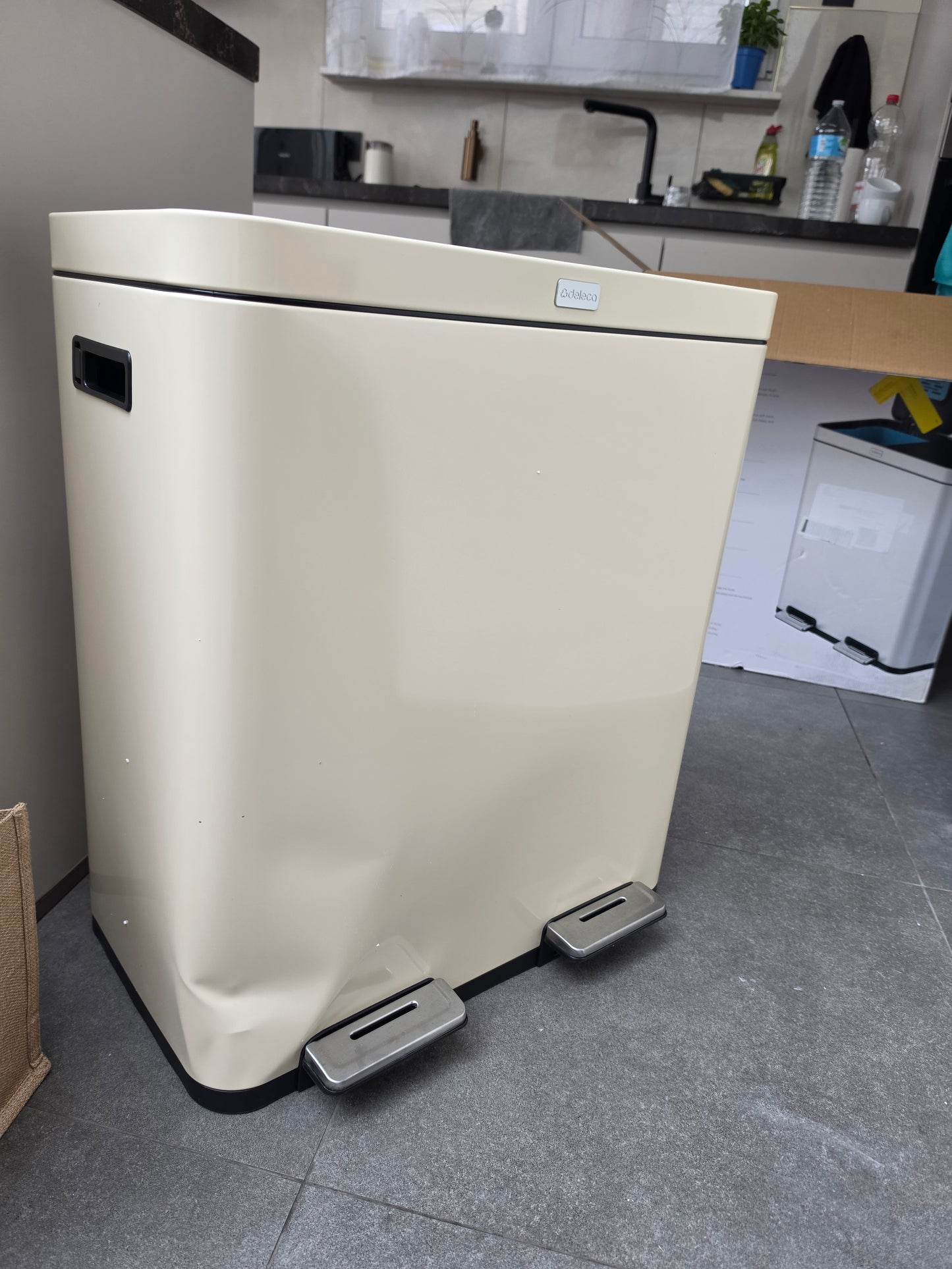 Deleca Recycle Prullenbak met 2 Vakken - 60 Liter (2x30) Afvalbak - Afvalscheiding / Statiegeld container / Pedaalemmer - Vuilnisbak met FreshAura Geurbestrijding - Slow Close - RVS Crème Wit