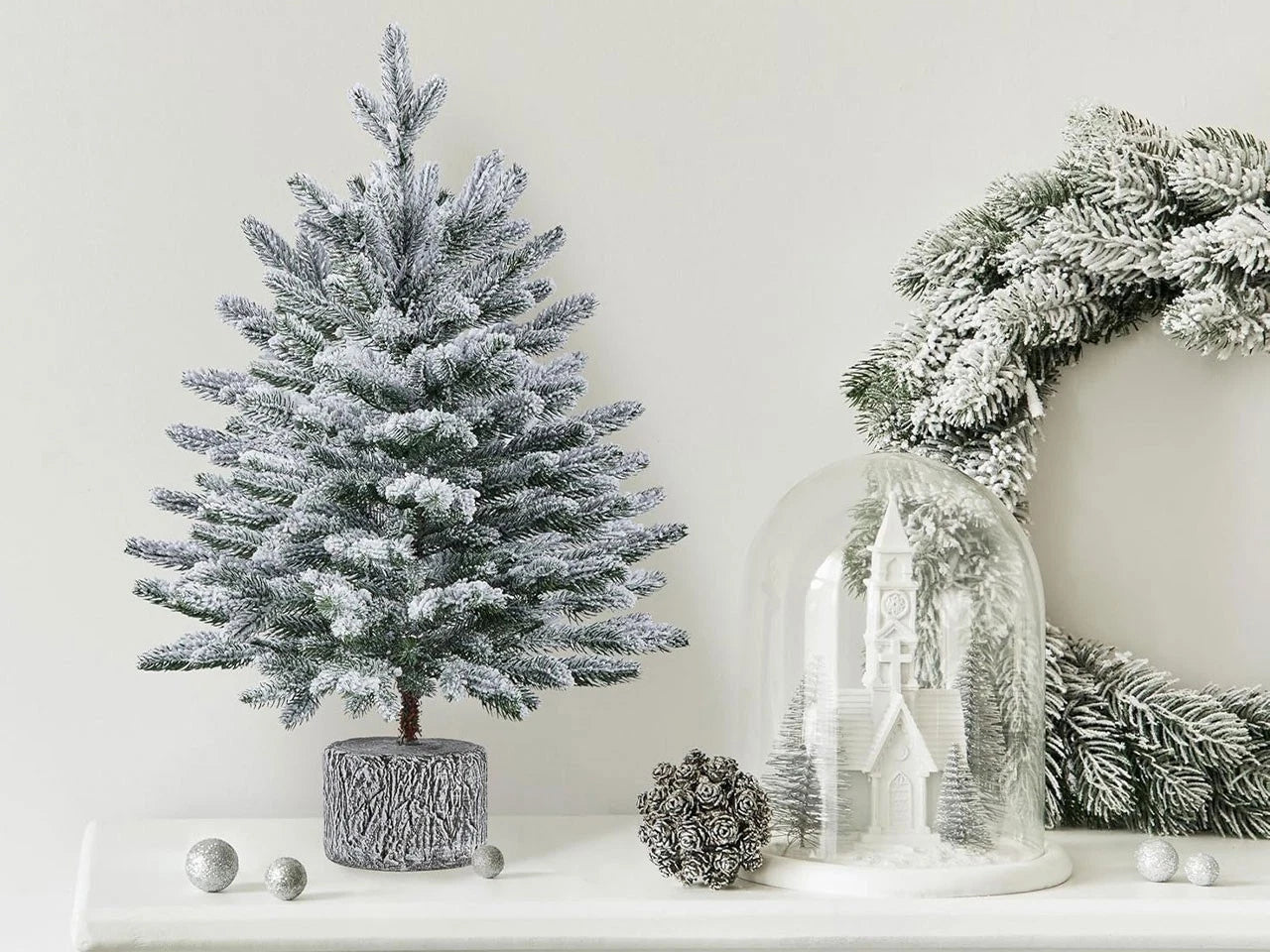 Yaheetech Mini Kunstkerstboom Met Sneeuw – Φ45 x 61 cm – Voorzien Van Warmwitte LED-Verlichting En Metalen Standaard En Vormontage – Voor Tafel En Vensterbank – Groen PVC En Metaal